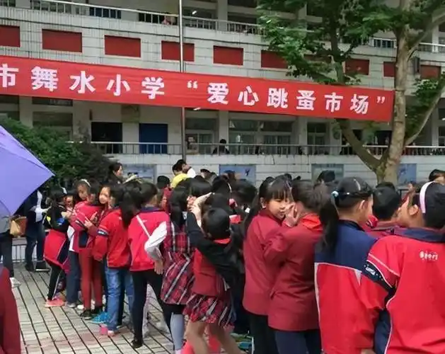 小学食堂出现鼠头问题,家长有两个疑问