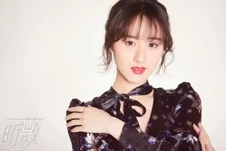 袁冰妍曝最新写真 眉眼盈盈点缀初春