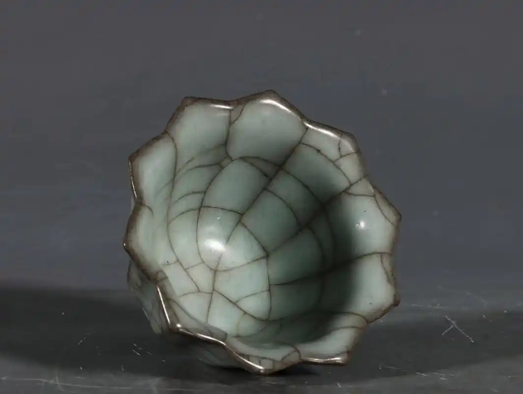 官窑青釉十棱花口茶盏 高4.6口径7.6底径3.2公分