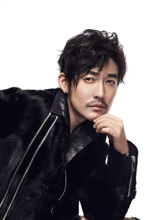 张博手上及耳朵上佩戴的一些首饰,又展现了他本人不羁的一面,痞帅感