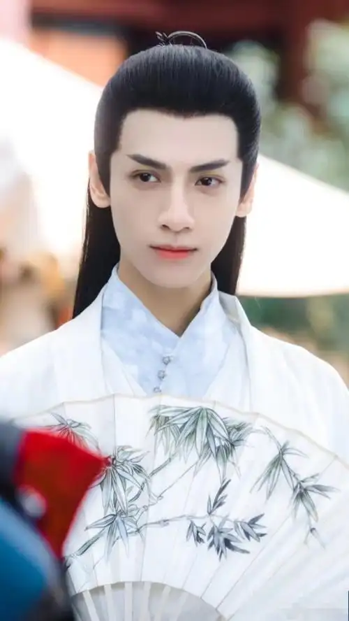 今年热门古装剧中男主,任嘉伦帅气罗云熙温润,不过还是他更加帅