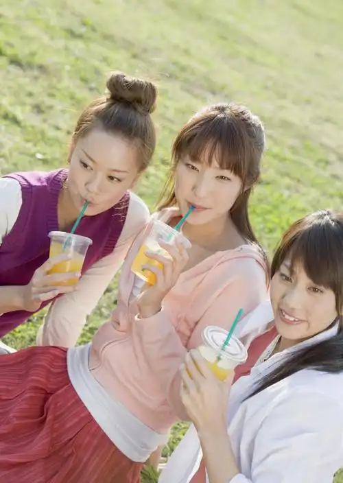 喝饮料的时尚美女