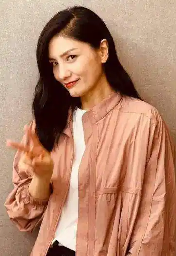 沙溢老婆胡可晒近况,只拍侧脸穿着宽松,网友质疑这是怀第三胎?