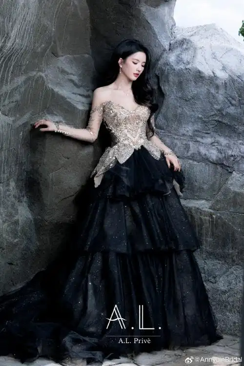 刘些宁身穿anny lin bridal【旷野生花】系列高定礼服亮相丝绸之路