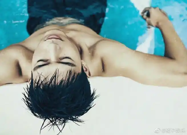 #李现腹肌对镜自拍##李现晒腹肌照##李现晒腹肌自拍#