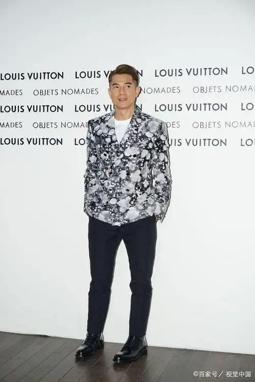 郭富城现身,穿印花西装搭黑色西裤,梳个偏分头有型帅气!