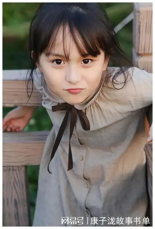 一眨眼几年过去,直到2021年,12岁的小楚恬才重新回到了荧幕上.