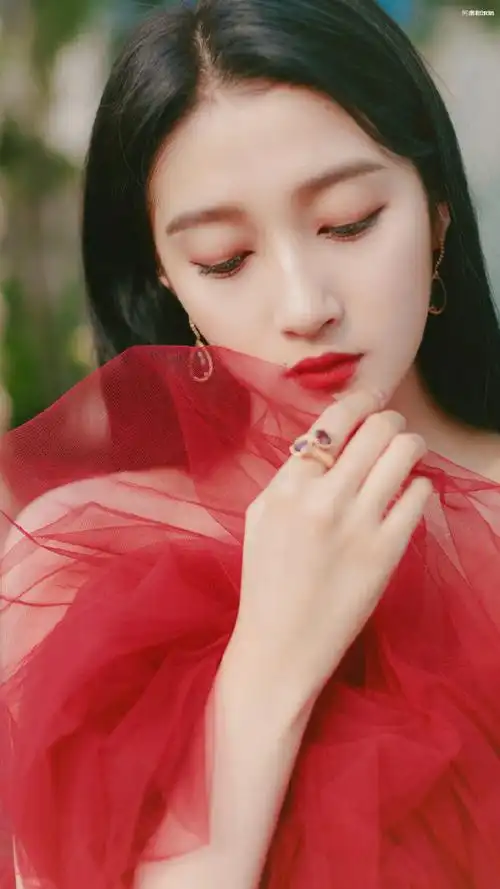关晓彤红色纱裙