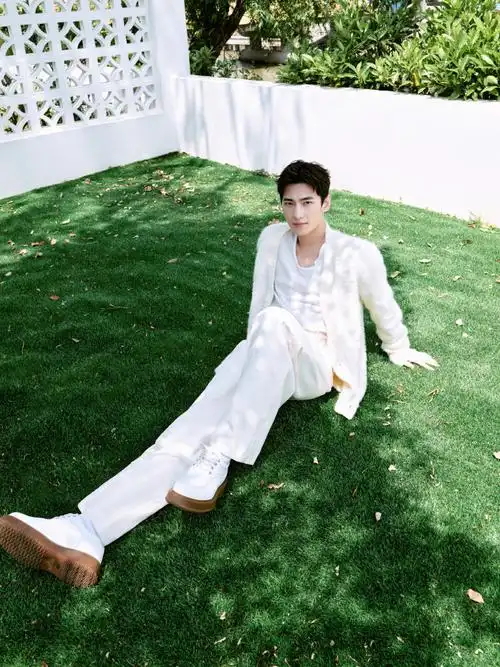 我更好奇#杨洋在拍什么#,好奇是什么让他笑得这么开心,这种感觉谁懂呀