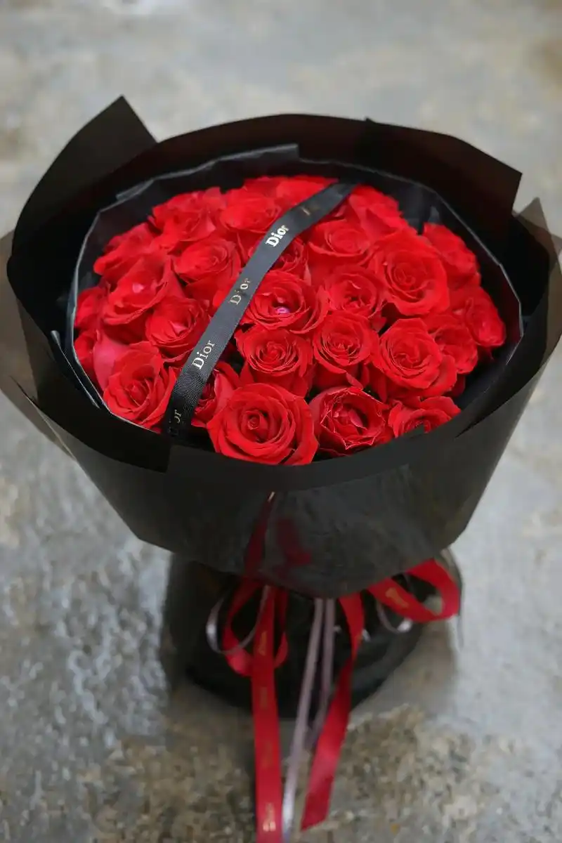 客订红玫瑰花束 红玫瑰搭配黑色包装 高级感拿捏的09妥妥的  - 抖音