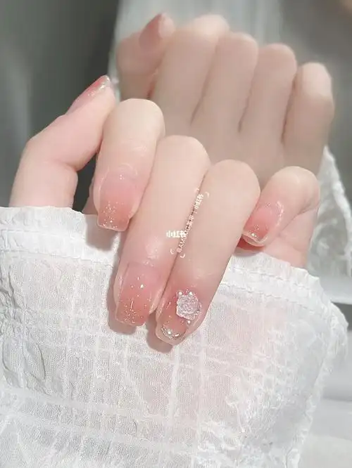 初秋显白温柔渐变山茶花美甲