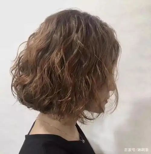 我不知道剪短发该怎么办?烫发让你时髦美丽