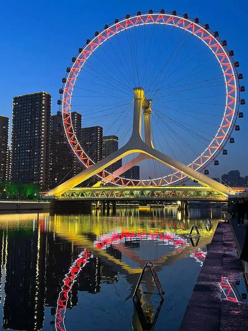 天津之眼 摩天轮99 晚上的的天津之眼灯都开了 很美 打卡一下