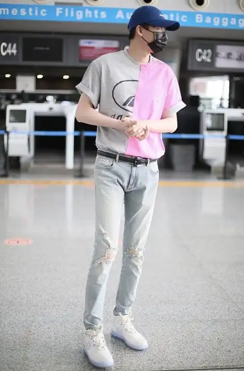 刘宇宁穿拼接t恤休闲个性迈大步长腿尽显潇洒有型