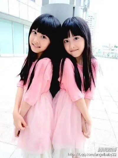 网络爆红双胞胎姐妹花长大后清新甜美近照曝光