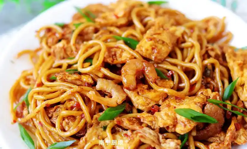 做炒面很多人第一步就做错了,难怪不好吃,酒店大厨教你正确做法