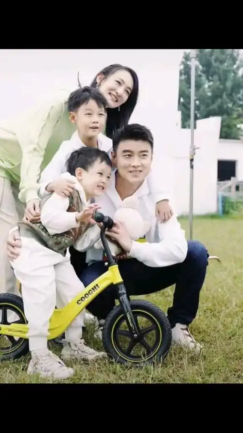 国乒名帅晒一家四口全家福,王皓两个儿子帅气,媳妇颜值高笑开花