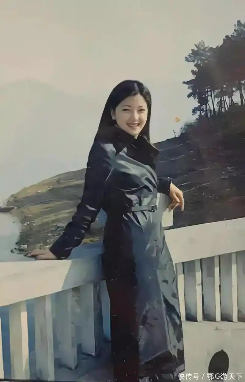 这是一组80年代到90年代末的中国街头美女照片,很多人都看过许多女
