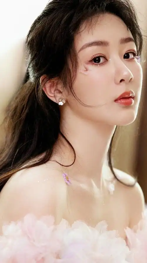 杨紫温柔风随拍三宫格##杨紫卷发大衣造型