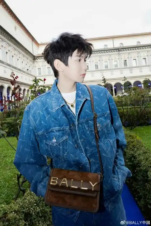 王源赵露思在机场打招呼##王源米兰晚宴图