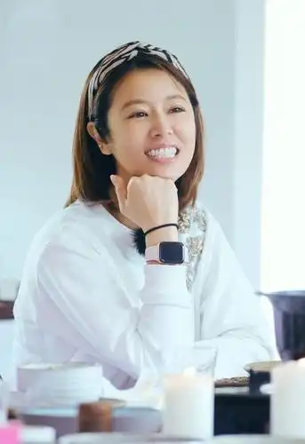 林心如又聚会格子衫配淡妆比浓妆显年轻为健康一人一锅吃大餐