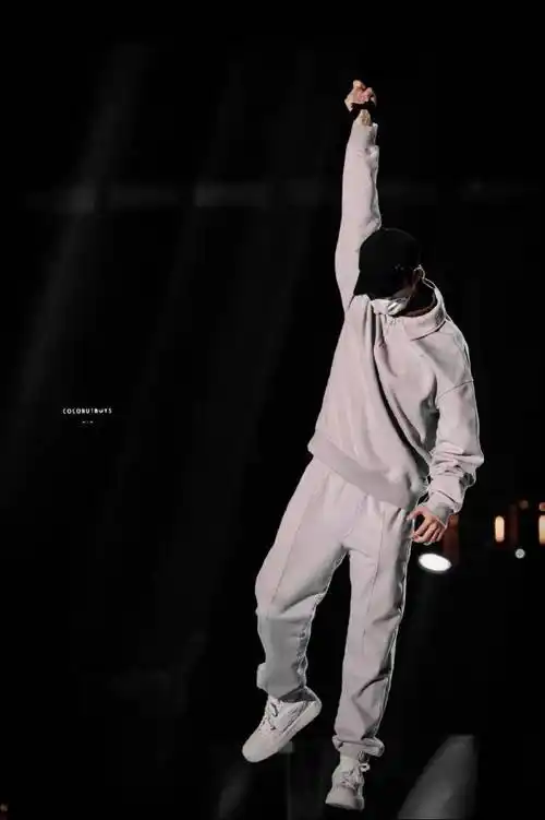 王俊凯跨年演唱会单手吊威亚引爆全场上热搜简直帅炸了好吗_舞台_归途