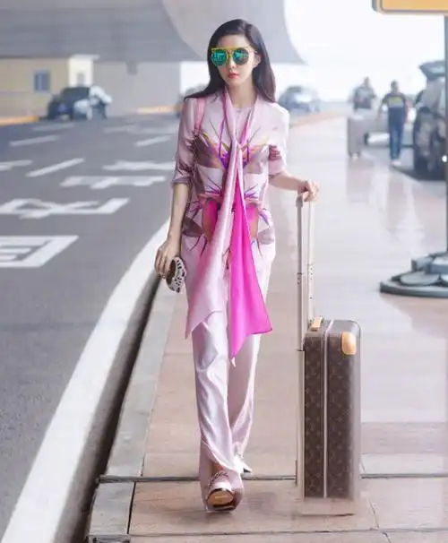 复出后的范冰冰更美了一身粉色套装尽显女人味范爷气场依旧