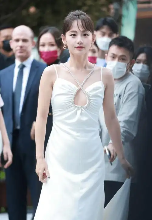 张嘉倪惊艳亮相!一袭镂空吊带裙女神范十足,吸睛无数_图片_白色_裙子