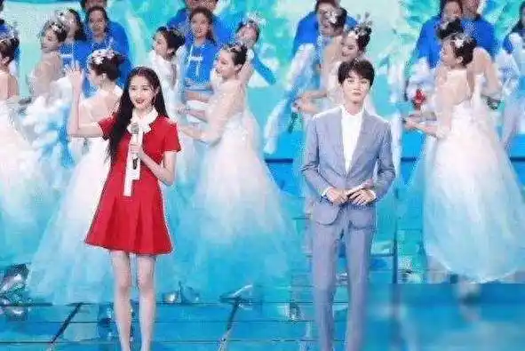 王俊凯等关晓彤彩排,迟到也不生气,小凯主动打招呼,生图也是巴_娱乐