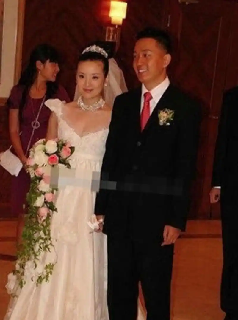 2008年9月26日,董洁和潘粤明举行婚礼,那时的两人看起来非常般配,男帅