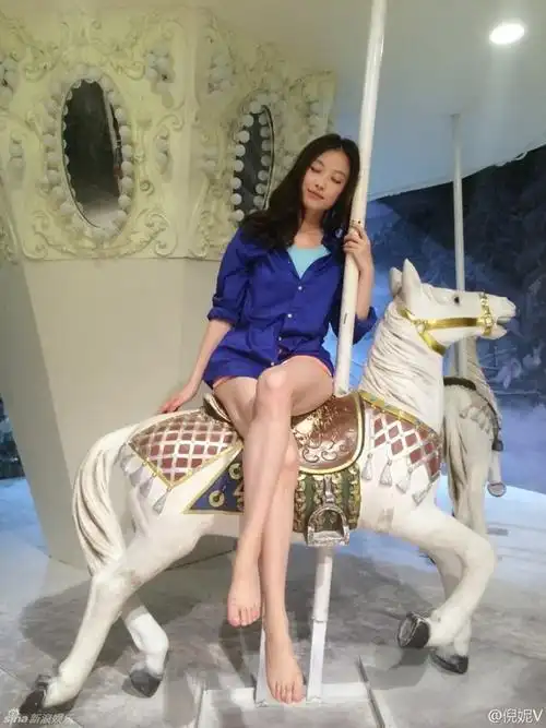 倪妮坐木马晒美腿 性感不失童趣