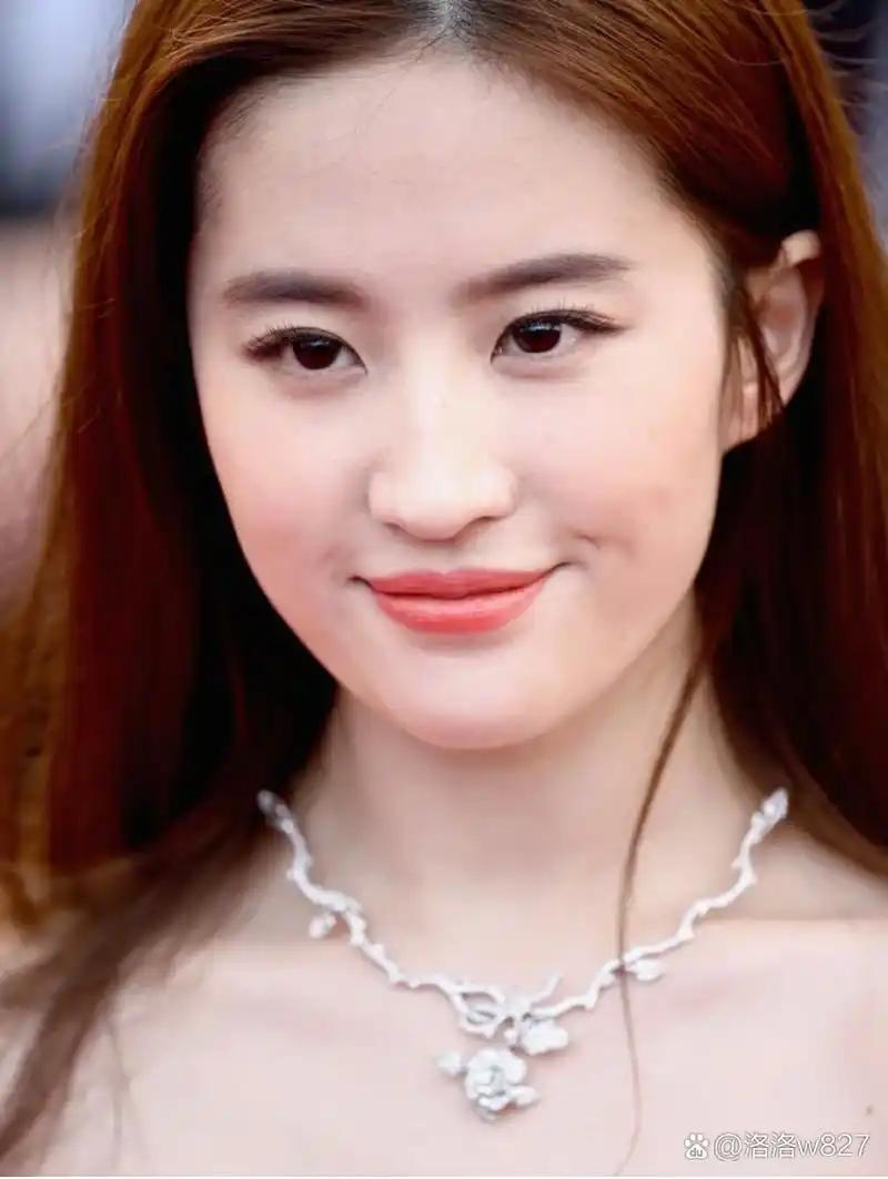 刘亦菲# 2016年第69届戛纳电影节,刘亦菲身穿迪奥定制礼服好美.