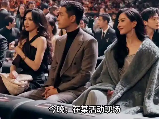 胡歌不时把唐嫣逗捂嘴偷笑,在唐嫣右边是迪丽热巴,两人坐在一起,唐嫣