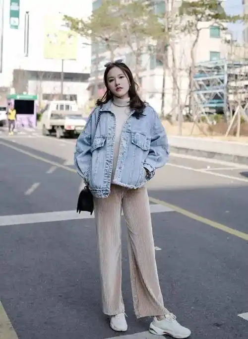 大一号的牛仔外套非常有包容性,虽然它看着宽松没曲线,但也不会显胖