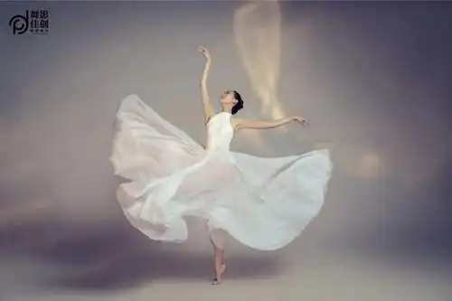 甩裙踢后腿second动作二吸芭c提旁腰甩裙first动作一点击全屏查看视频