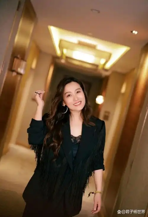 日前,著名女歌唱家谭晶工作室分享了一组照片,并发文:"谭晶荣获年度