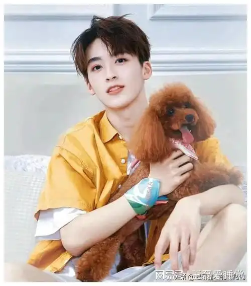 何洛洛什么神仙颜值啊,阳光帅气迷人十足,微微一笑很倾城!