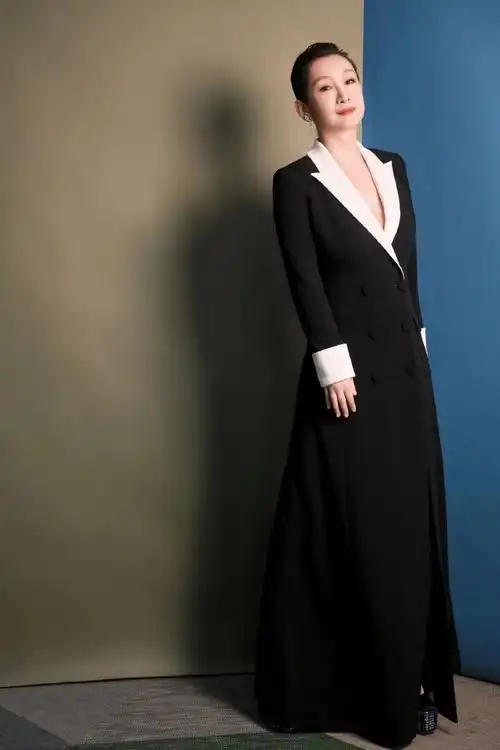 秦海璐北京30度自备降温三件套##秦海璐五彩镶钻高跟鞋