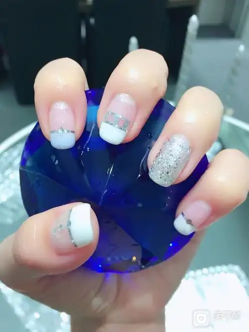 白色银色简约方圆形美甲图片