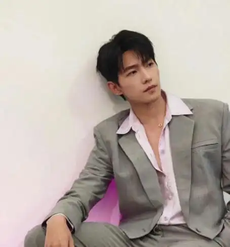 杨洋最新状态曝光,暴瘦10斤瘦成纸片人,这是怎么了?