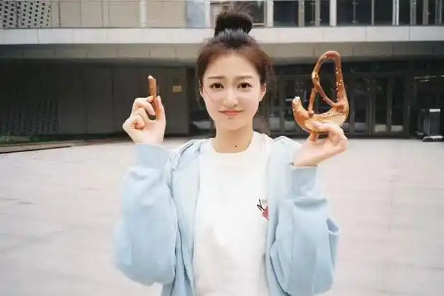 复旦校花冯琳解锁新身份,气质再次惊艳众人,生活照随之流出|复旦大学