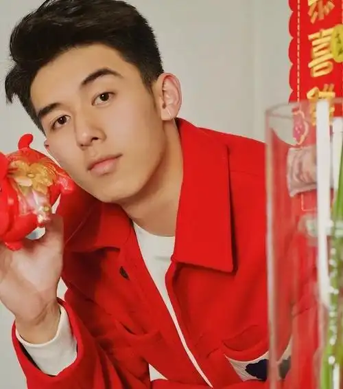 这个00后禁欲系校草凭一张帅照征服了50万人?