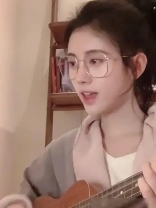 鞠婧祎的牛奶肌真是绝了故意卸妆后再拍照纯素颜白到发光