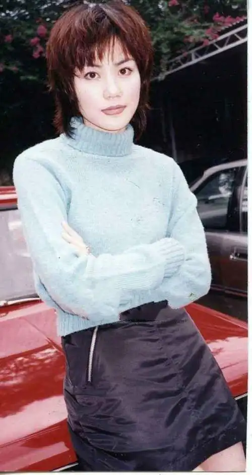 网友晒王菲泳照,腰细身材好不输张柏芝,腰背图案成功抢镜!