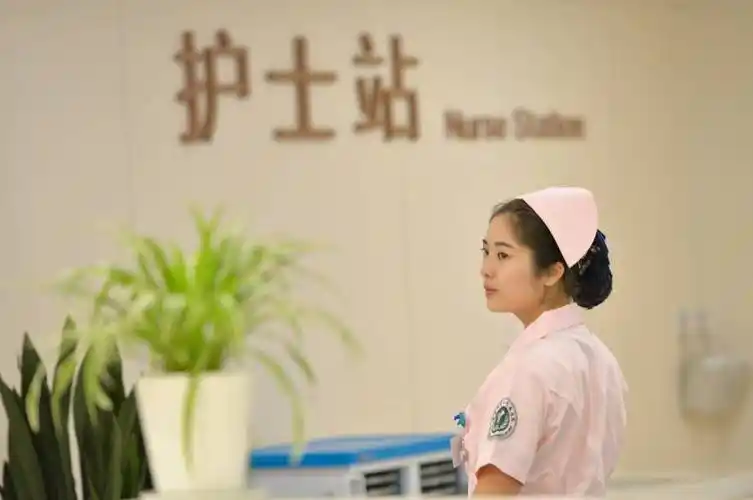 她也是一名普通护士她对未来也充满憧憬她也有自己的青春梦想她有花一