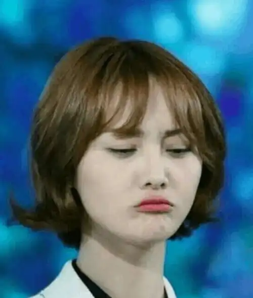 图为:迪丽热巴嘟嘴照,看似小鸟依人红唇小嘴,呆萌照型,极为可爱.