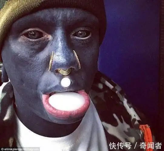 白人男子花10年全身黑色,眼睛舌头都染黑,却因此找到了女友