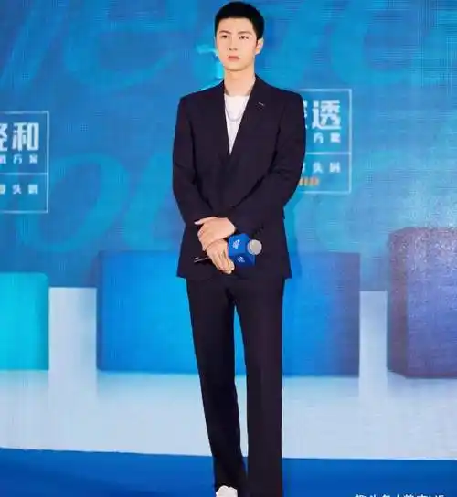 原创王一博活动生图曝光一身黑色西装配小白鞋自带精修太绝了