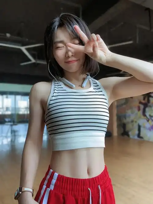 所谓的捷径其实都是看似笨拙的坚持#小蛮腰马甲线 #撸铁女孩# - 抖音