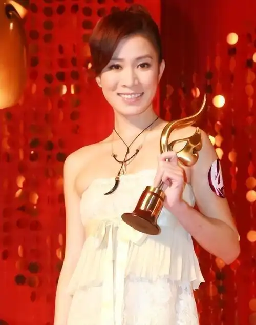 佘诗曼虽然面上难堪,但她知道自己确实有问题,她没有埋怨导演,而是